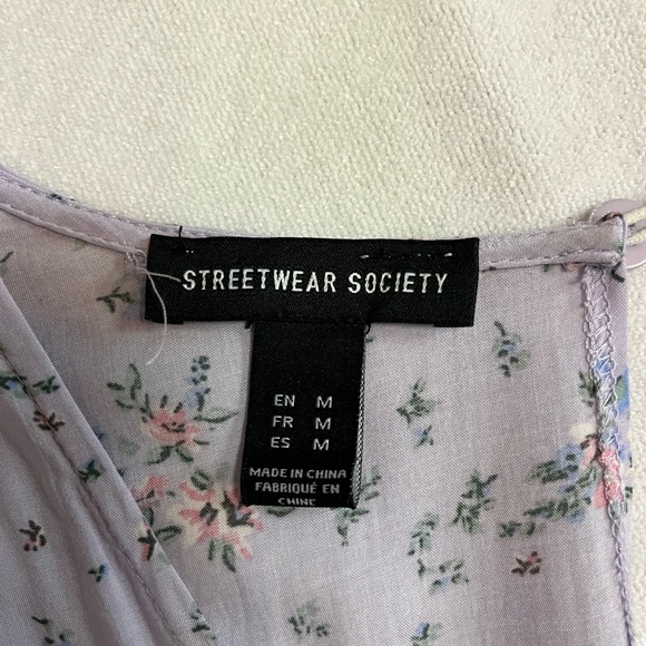 Floral romper. Size medium - Picture 4 of 4